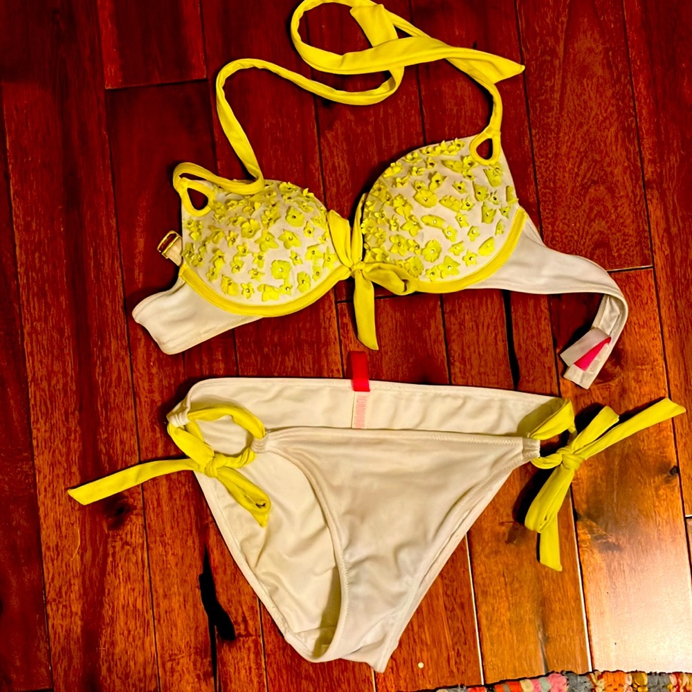 Victoria Secret 34b size m bikini bombshell